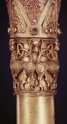 Clonmacnoise Crozier, County Offaly, trä från vikingatiden inslaget i plåtbrons med inlagd silverdetalj av 228692